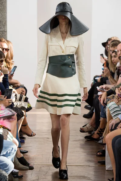 Look 3